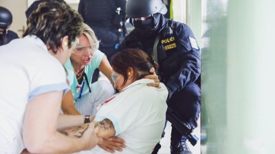 Obrazem: Pardubickou nemocnici napadl ozbrojený pachatel. Šlo o cvičení krizové situace složek IZS