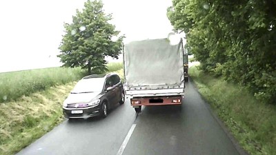 Řidič náklaďáku jel jako pirát. Policisté hledají ohrožené motoristy