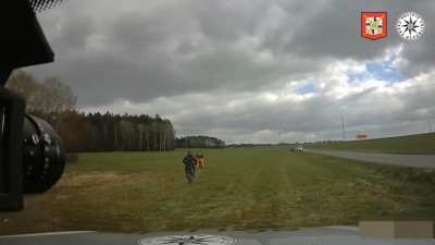 VIDEO: Motorkáři na Svitavsku ujížděli přes pole před policií