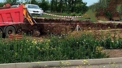 Stavba kanalizace na okraji Pardubic odhalila historické znečištění, v zemině byly stopy ropných látek