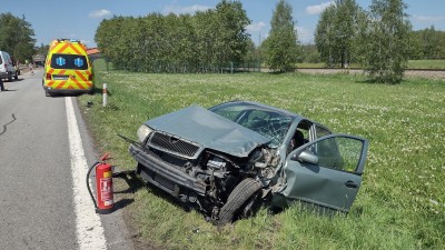 Střet bagru a osobního vozidla si vyžádala jednu zraněnou osobu