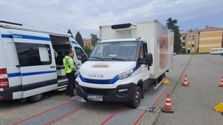 Policisté se v Pardubicích zaměřili na naložená nákladní auta. Tipnete si, kolik aut z jedenácti bylo v povoleném limitu?