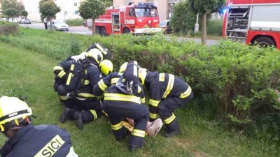 Muž usnul při vaření. Přiotráveného ho probudili až hasiči