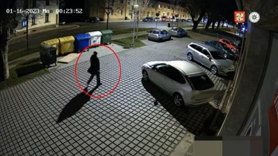 VIDEO: Policisté prověřují vloupání do nemocnice, nepoznáte muže ze záznamu?