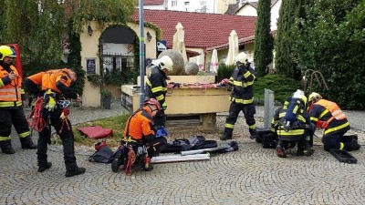 Obrazem: Do ulic Pernerova i Bratranců Veverkových v centru krajského města se sjeli hasiči na taktické cvičení