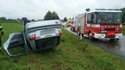 Auto co vezlo tři dospělé a dítě skončilo na střeše v Rohovládově Bělé