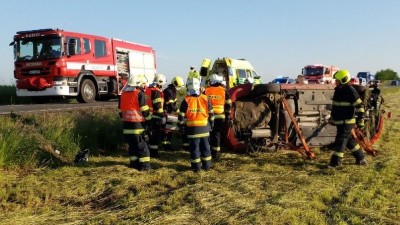 FOTO: Řidička zůstala uvězněná v převráceném autě, museli ji vyprošťovat