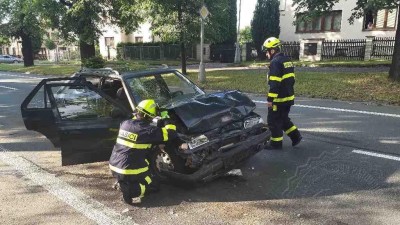 OBRAZEM: Při nehodě se zranilo pět lidí, děti dostaly od hasičů hračky pro uklidnění