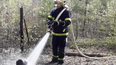 Pozor na extrémní horko. Hrozí vznik požárů, lidem zase přehřátí