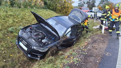Audi skončilo za zatáčkou v příkopu. Řidič, jenž se měl vyhýbat zvířeti, se zranil
