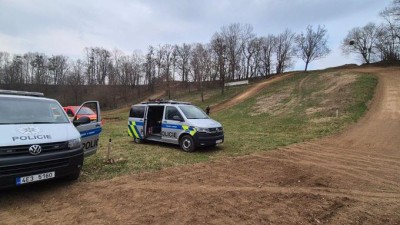 Tragická událost při motokrosových závodech v Benátkách u Litomyšle. Motokrosař po pádu zemřel