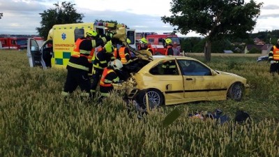 Řidič BMW zřejmě nezvládl řízení, z auta ho museli vyprošťovat