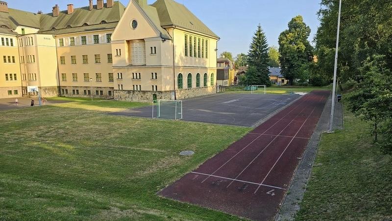 Takto vypadá hřiště v součastnosti. Za osm milionů zde vznikne nové moderní. Foto: Pardubický kraj