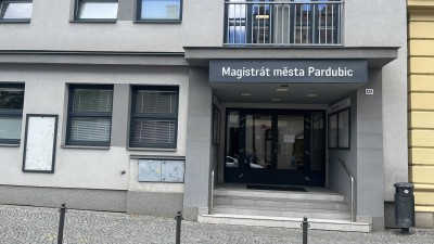 Návštěvu magistrátu v Pardubicích v ulici U Divadla zítra odložte
