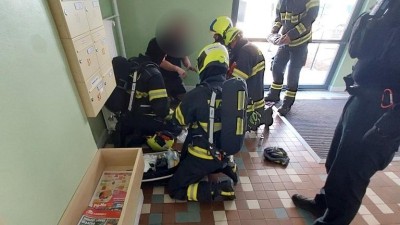 Elektrikář utrpěl drobné popáleniny v obličeji a na rukou při údržbě rozvaděče v domě