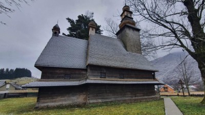 Dřevěný kostel v ukrajinské Koločavě by nevydržel zimu. Pardubický kraj pomohl s opravou