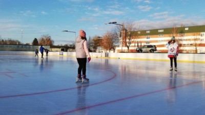 Zimní park na pardubickém dostihovém závodišti je v provozu, bruslit se tu bude až do února