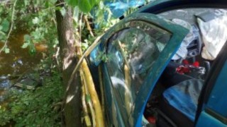 Auto vyjelo ze silnice a narazilo do stromu, řidič zůstal ve voze zaklíněn