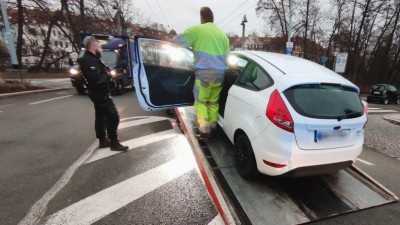 Auto si postavilo hlavu uprostřed křižovatky