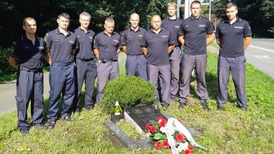 Hasiči uctili památku svých kolegů, kteří tragicky zahynuli na cestě k požáru rodinného domu