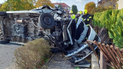 Dodávka v Čeperce skončila v plotu rodinného domu