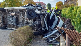 Dodávka v Čeperce skončila v plotu rodinného domu