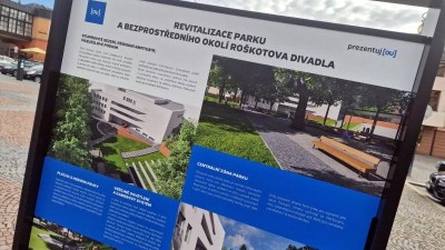 Budoucí podobu okolí Roškotova divadla představují panely na mírovém náměstí v Ústí nad Orlicí