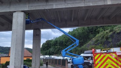 Dělníci uvízli ve výšce pod mostem na plošině, která se zasekla o pilíř