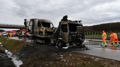 Řidiči odtahové služby na dálnici vzplálo auto. Velký žár ho kompletně zničil, poškodil i naložené a také vozovku