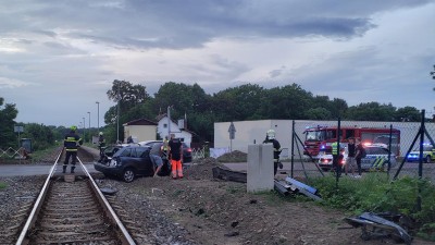 Po střetu s vlakem posádka automobilu vystoupila po svých