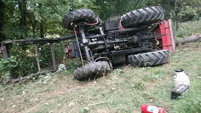 Obrazem: Traktor udělal kotrmelec, hasiči mu jeli pomoct, když havaroval motorkář. Ten musel dostat přednost