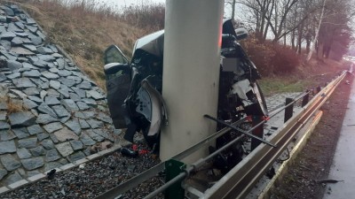 Obrazem: Muž naboural do mostního pilíře, kolemjedoucí řidiči se mu snažili pomoct, ale hasiči ho museli vyprošťovat