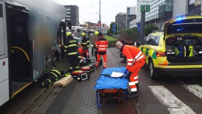 Vážná nehoda na Masarykově náměstí v Pardubicích - cyklista vjel pod trolejbus