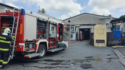 Požár ve firmě v Lázních Bohdanči likvidovaly tři jednotky hasičů