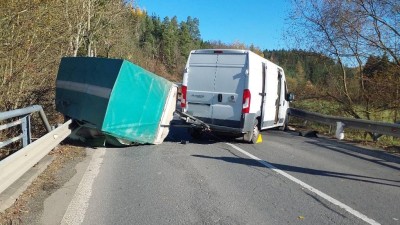 Dodávka převážející v přívěsu močovinu havarovala u Sebranic. Přívěs skončil na boku